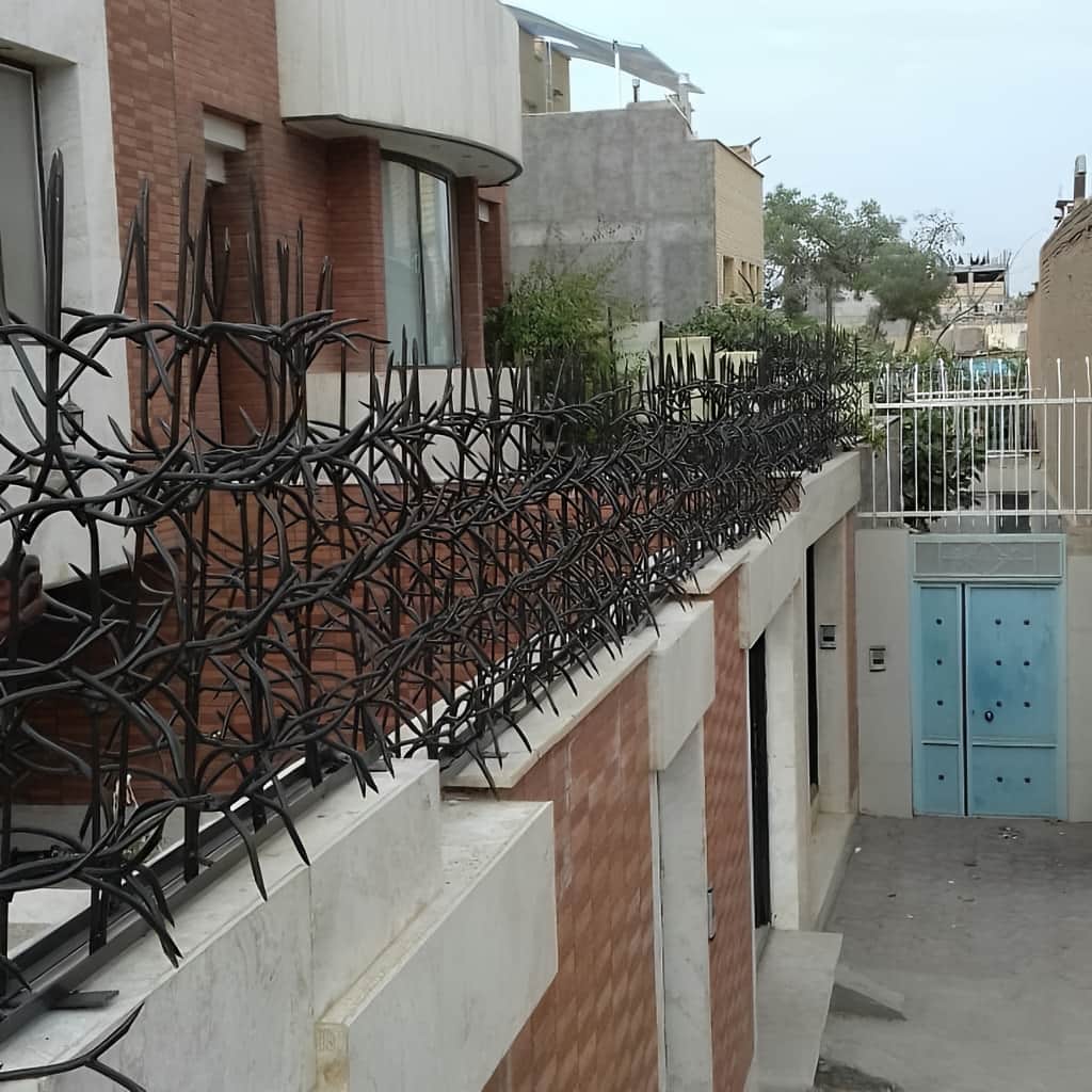 فروش حفاظ آبشاری روی دیوار سنگی