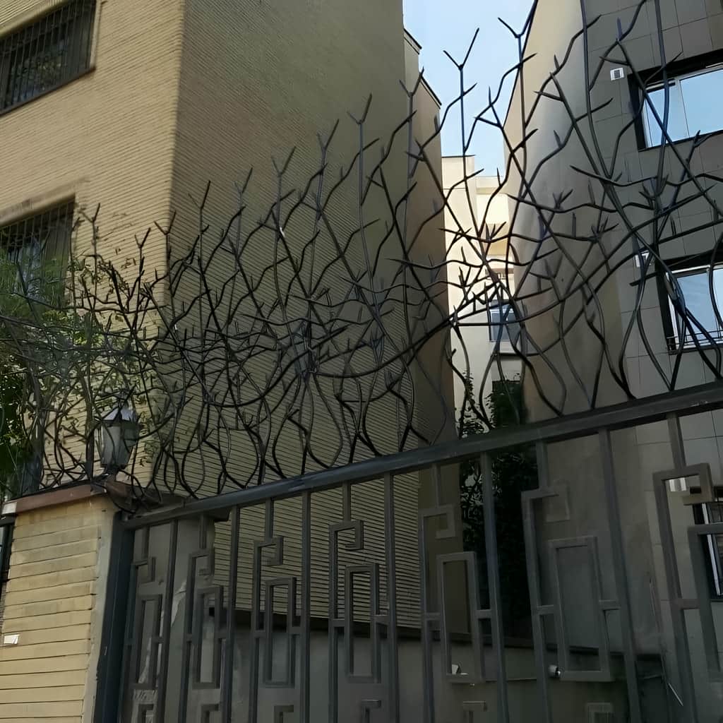 نصب حفاظ دیوار بلند ضد سرقت روی تاج سنگی