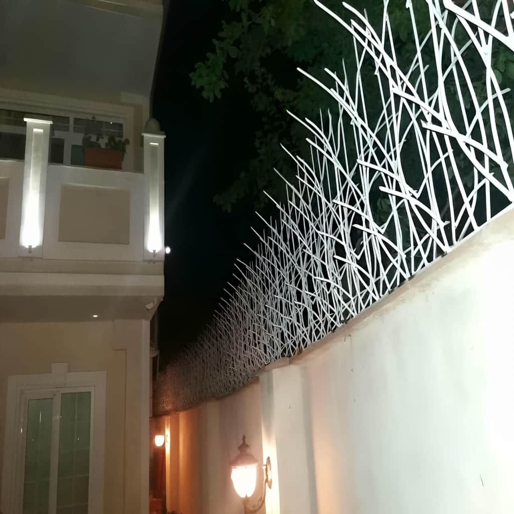 اجرای حفاظ روی دیوار باغ محوطه مدل نیزاری
