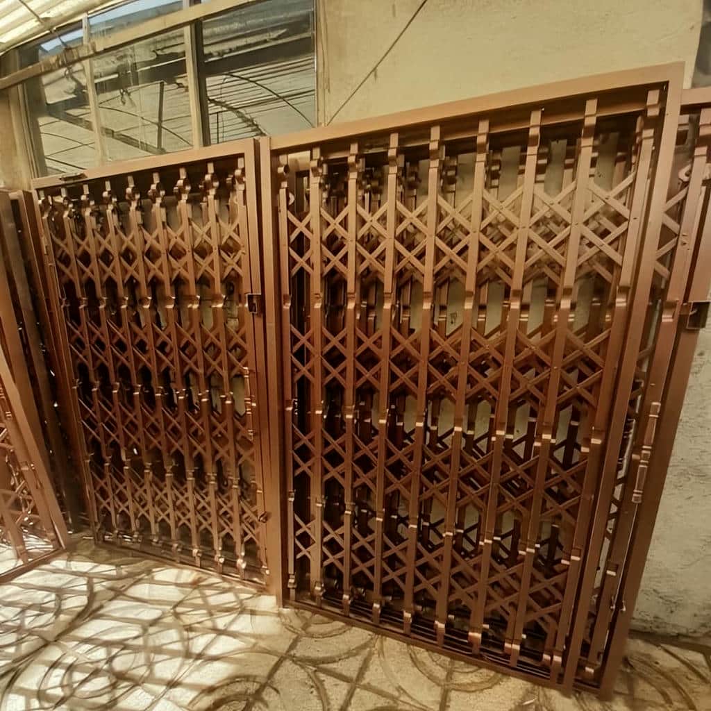 نصب حفاظ درب ضد سرقت فلزی با قاب مقاوم