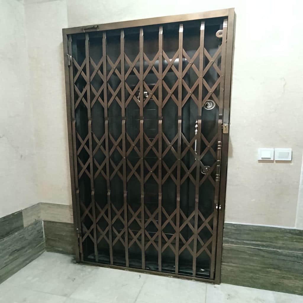 خرید درب آکاردئونی سلطنتی گل دار برای ورودی مسکونی