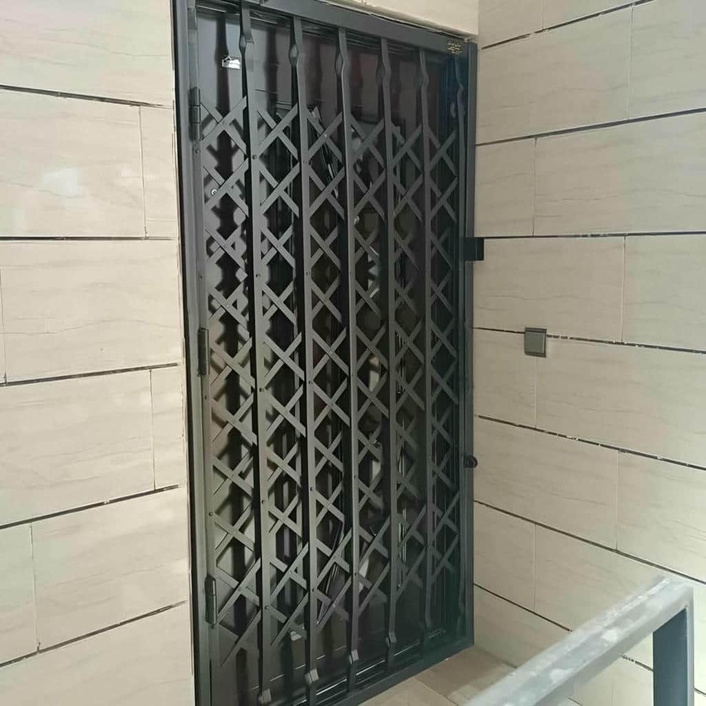 ساخت درب آکاردئونی سفید طلایی با تسمه فولادی