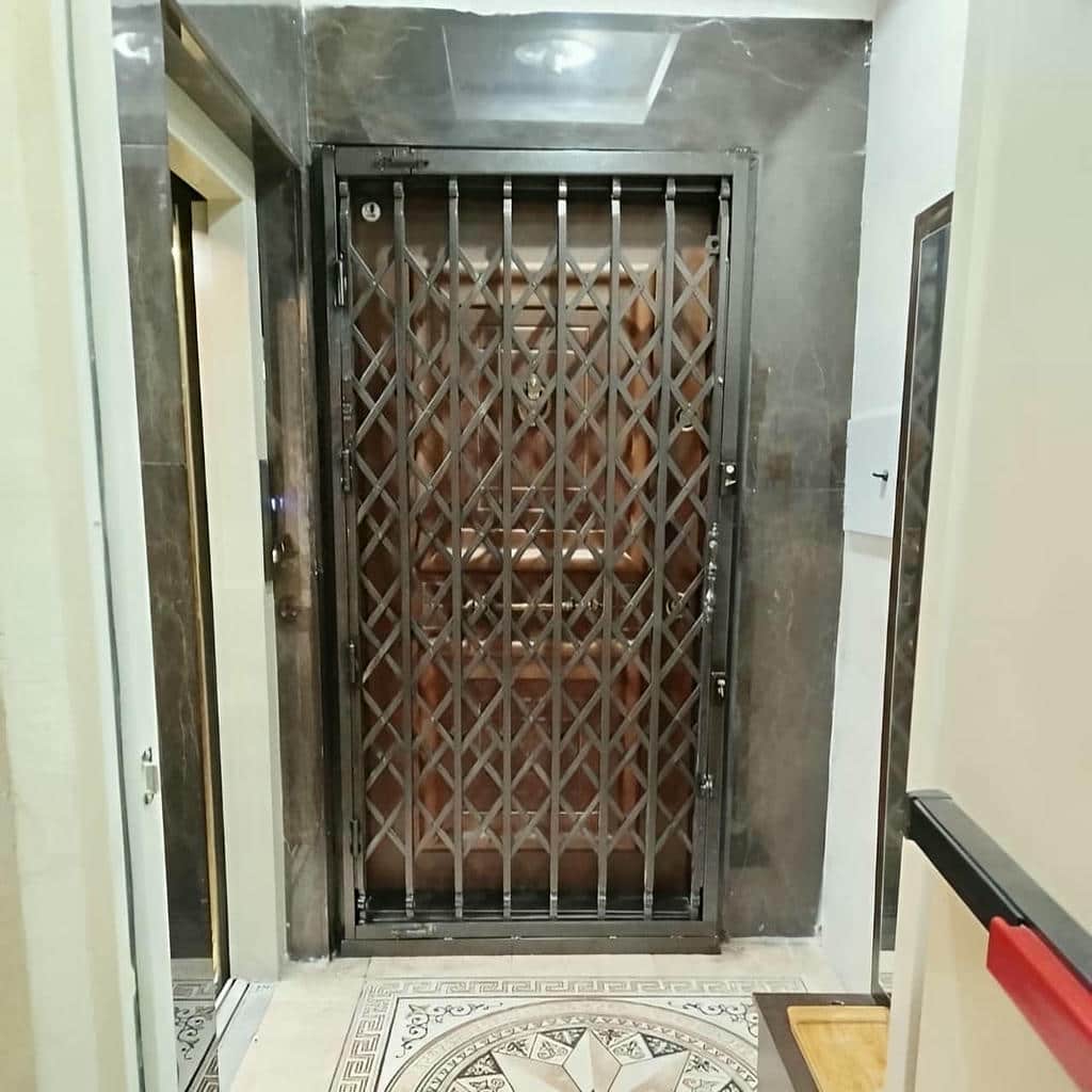اجرای حفاظ پشت درب آپارتمان ریلی برای فضای محدود