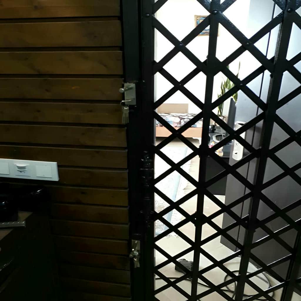 مدل دوبل درب آکاردئونی ضد سرقت با شبکه متراکم