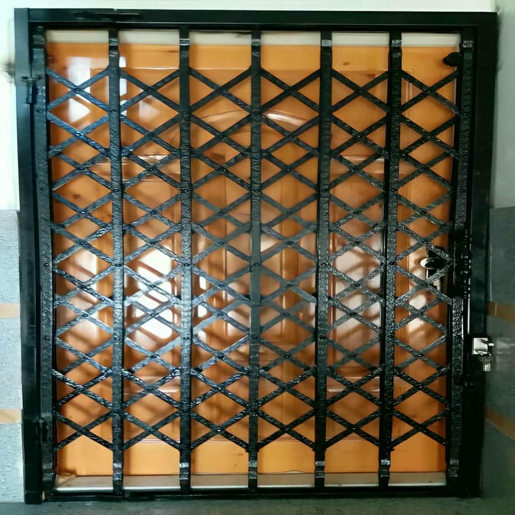 نصب درب آکاردئونی سلطنتی گل دار با ریل مقاوم
