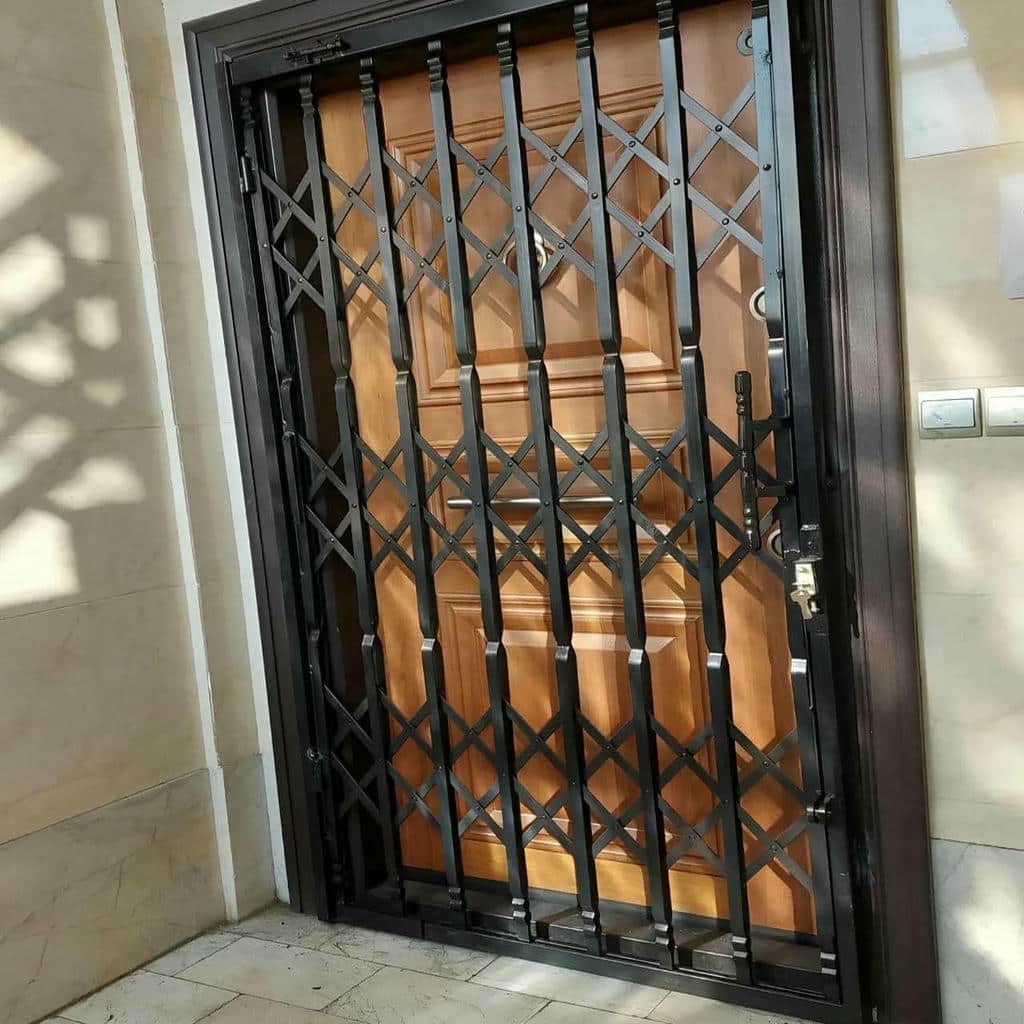 اجرای درب آکاردئونی متراکم برای ورودی آپارتمان