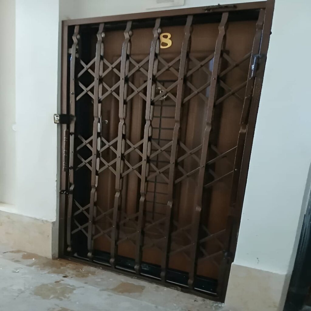 ساخت حفاظ آکاردئونی ورودی مجتمع با تسمه فولادی