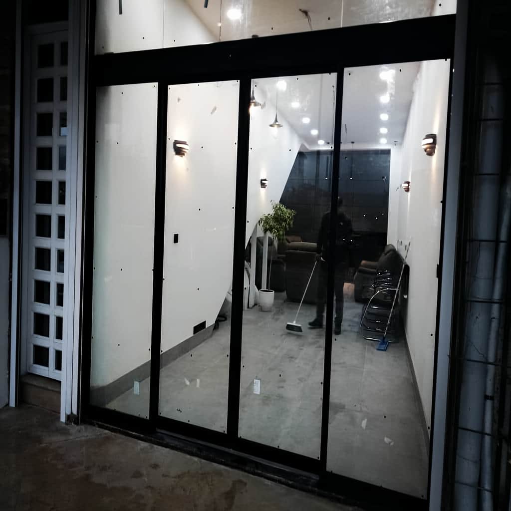 خدمات اندازهگیری درب اتوماتیک شیشه ای ورودی فروشگاه