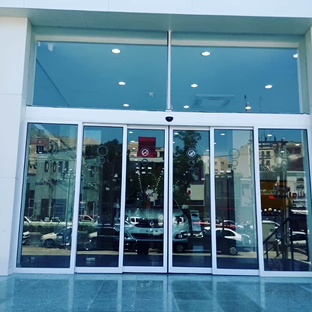 نصب درب اتوماتیک شیشهای تلسکوپی در ورودی کمعرض