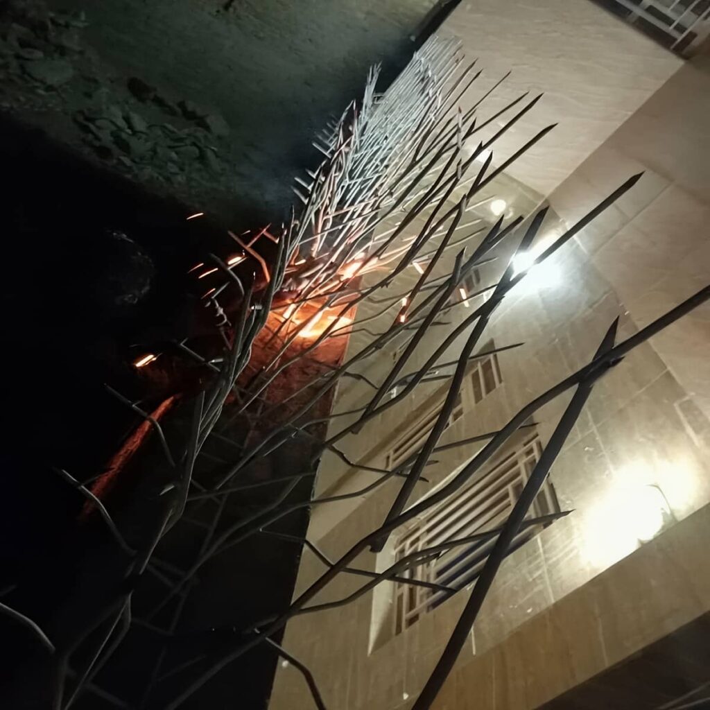 اجرای حفاظ شاخ گوزنی متراکم برای دیوار ویلا