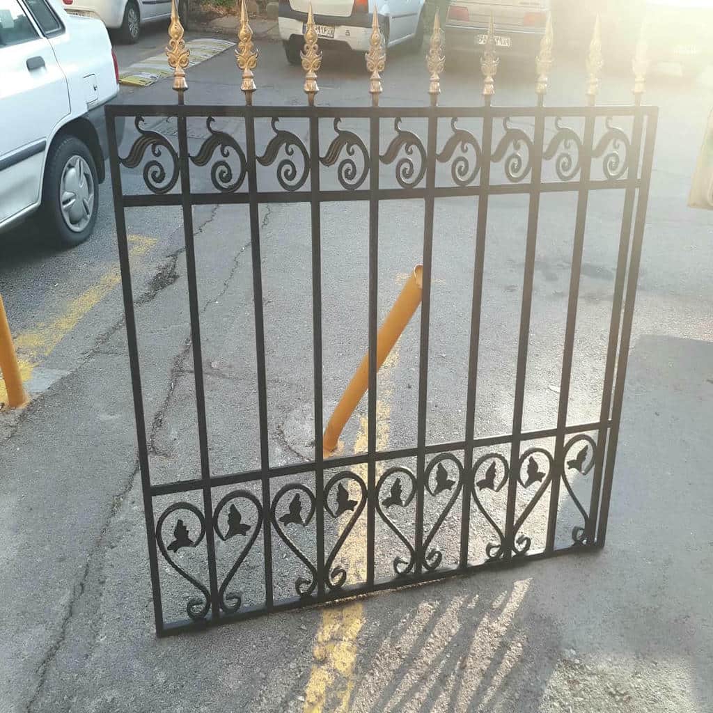 مدل قوس‌دار حفاظ پنجره سفید طلایی نمای سنگ