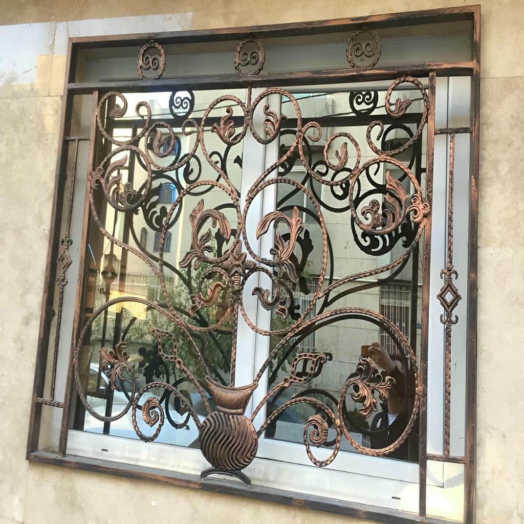 نصب حفاظ پنجره ساده خطی روی نمای سنگی