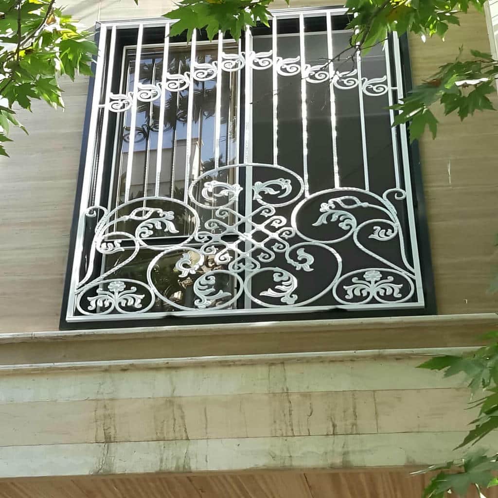 نصب حفاظ پنجره مشکی طلایی روی نمای سنگ