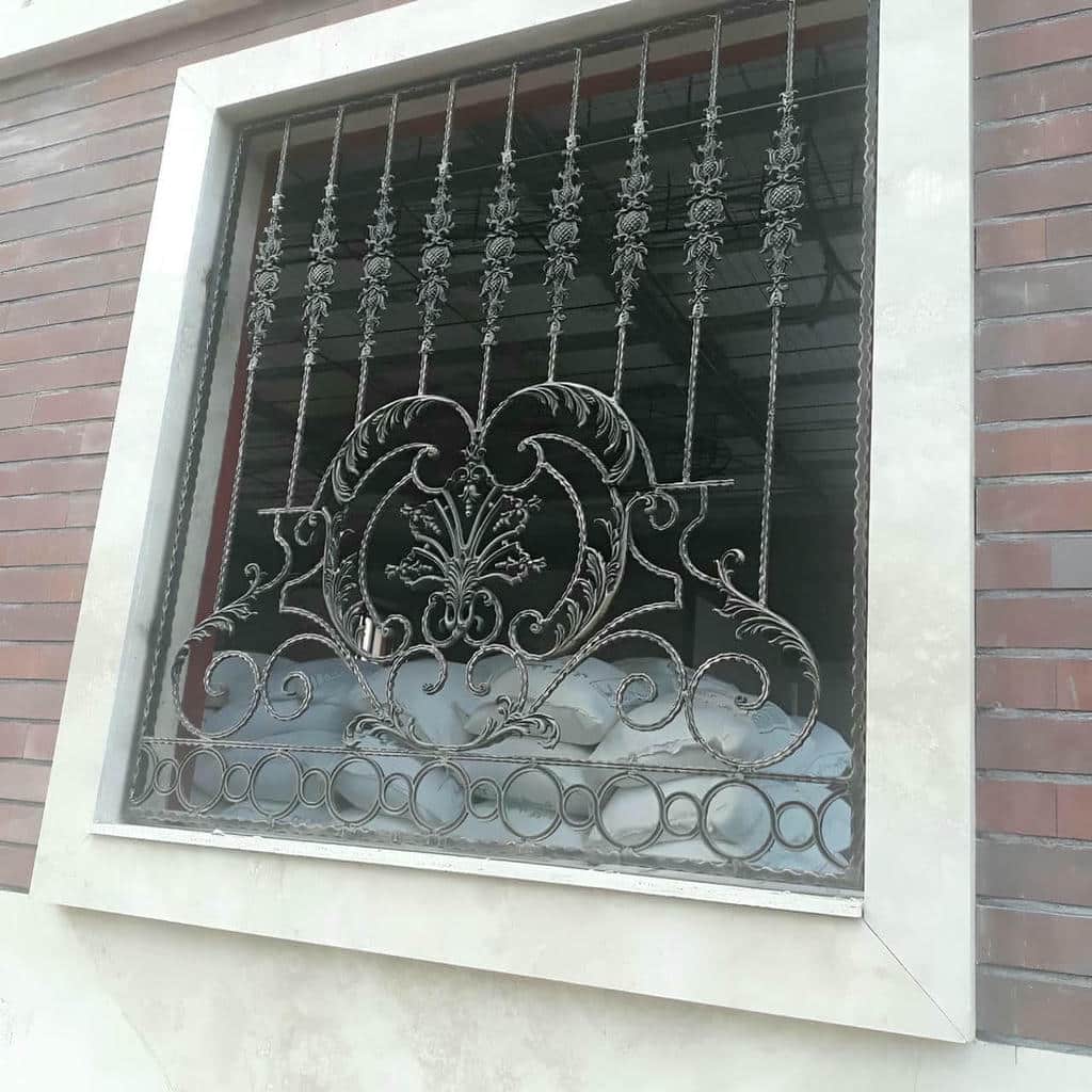 مدل گل‌دار حفاظ پنجره سفید طلایی نمای سنگ