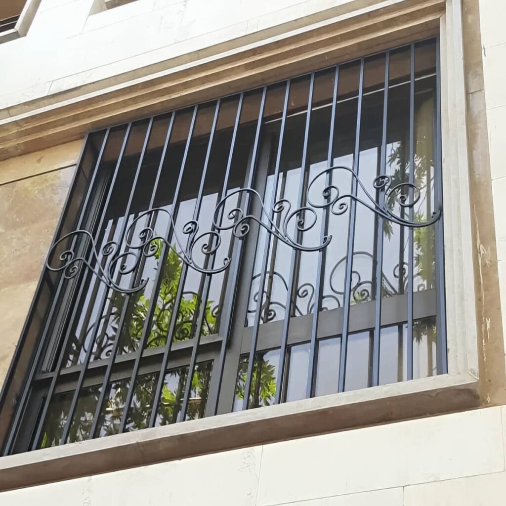 نصب حفاظ پنجره ضد سرقت میله عمودی روی سنگ