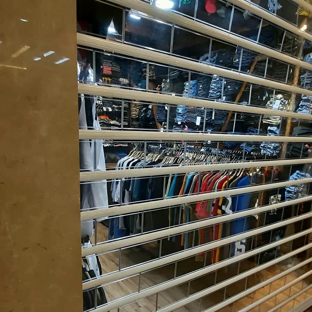 خرید کرکره برقی مدرن نمای تجاری مینیمال