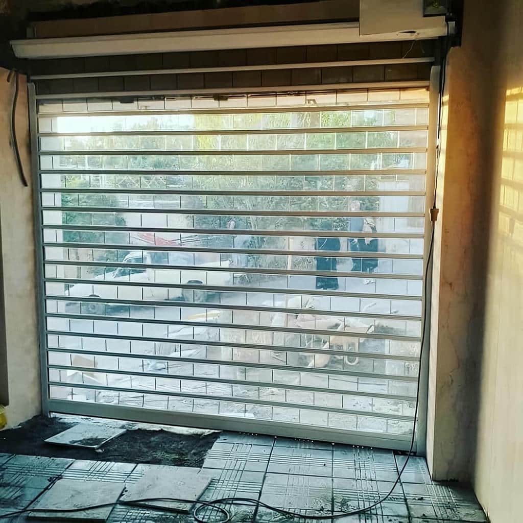 اجرای کرکره برقی مدرن نمای تجاری پانچدار