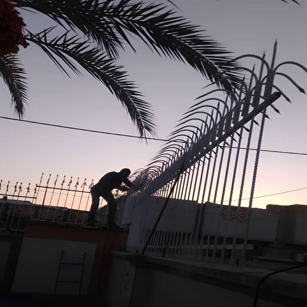خدمات اندازه‌گیری حفاظ سرنیزه ای دیوار حیاط