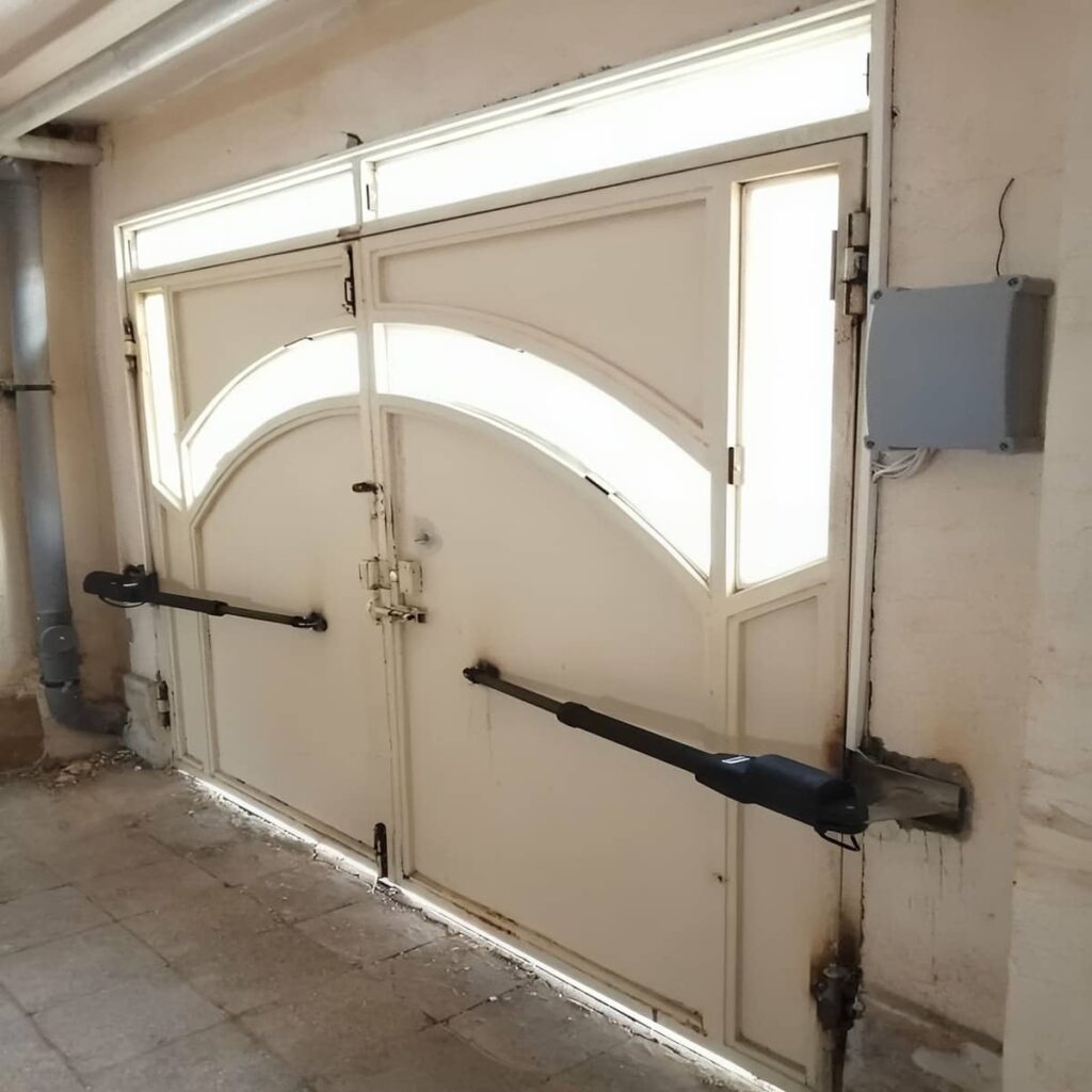 مقایسه درب برقی حیاط لولایی تکلنگه و دولنگه