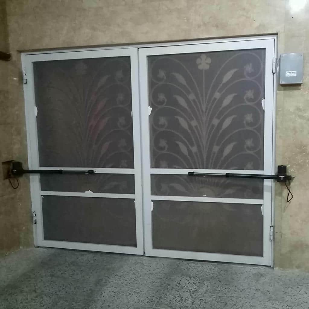 اجرای جک درب ویلایی بازویی برای لولای عقب‌نشسته