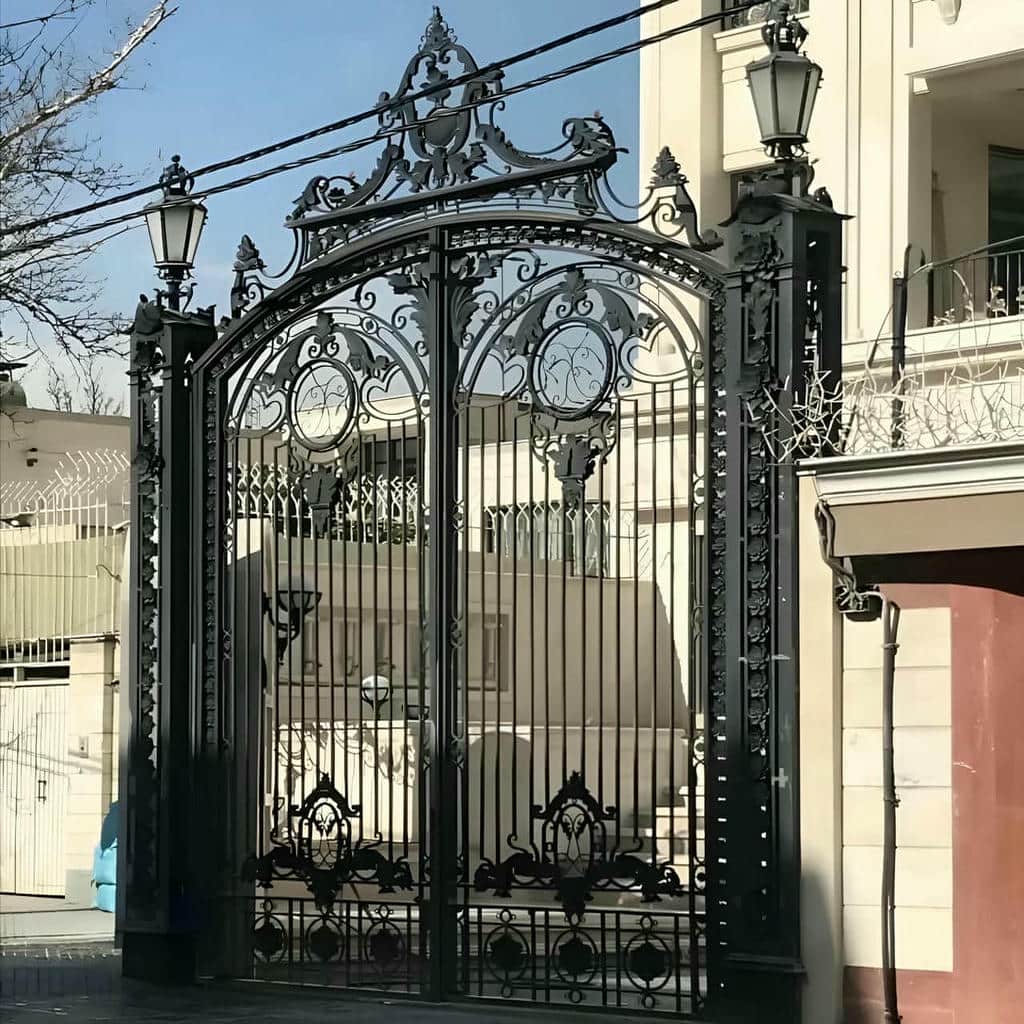 ساخت درب ویلایی لولایی حیاط بزرگ با کلاف تقویت‌شده