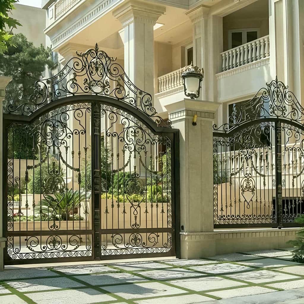 ساخت درب حیاط فرفورژه نمای رومی با طومار متقارن