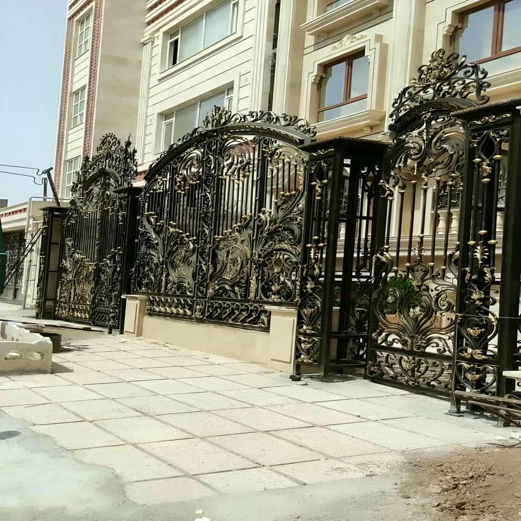 تفاوت درب ویلایی باغچه دار ورودی مشبک و تمام‌ورق
