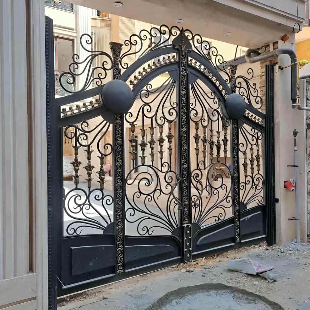 مقایسه درب ساختمان فرفورژه گل دار گل‌درشت و گل‌ریز