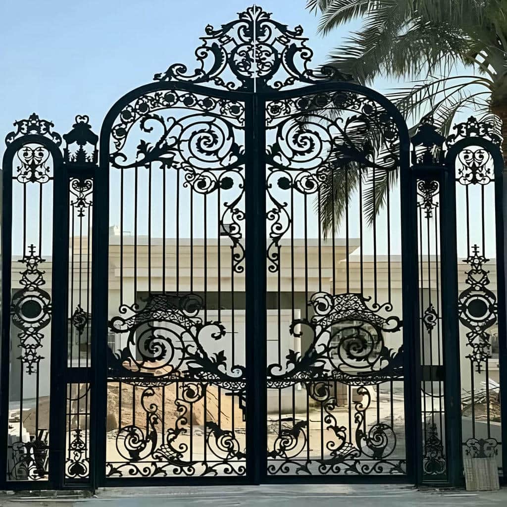 مقایسه درب پارکینگ لوکس ورودی ویلا مینیمال در برابر کلاسیک