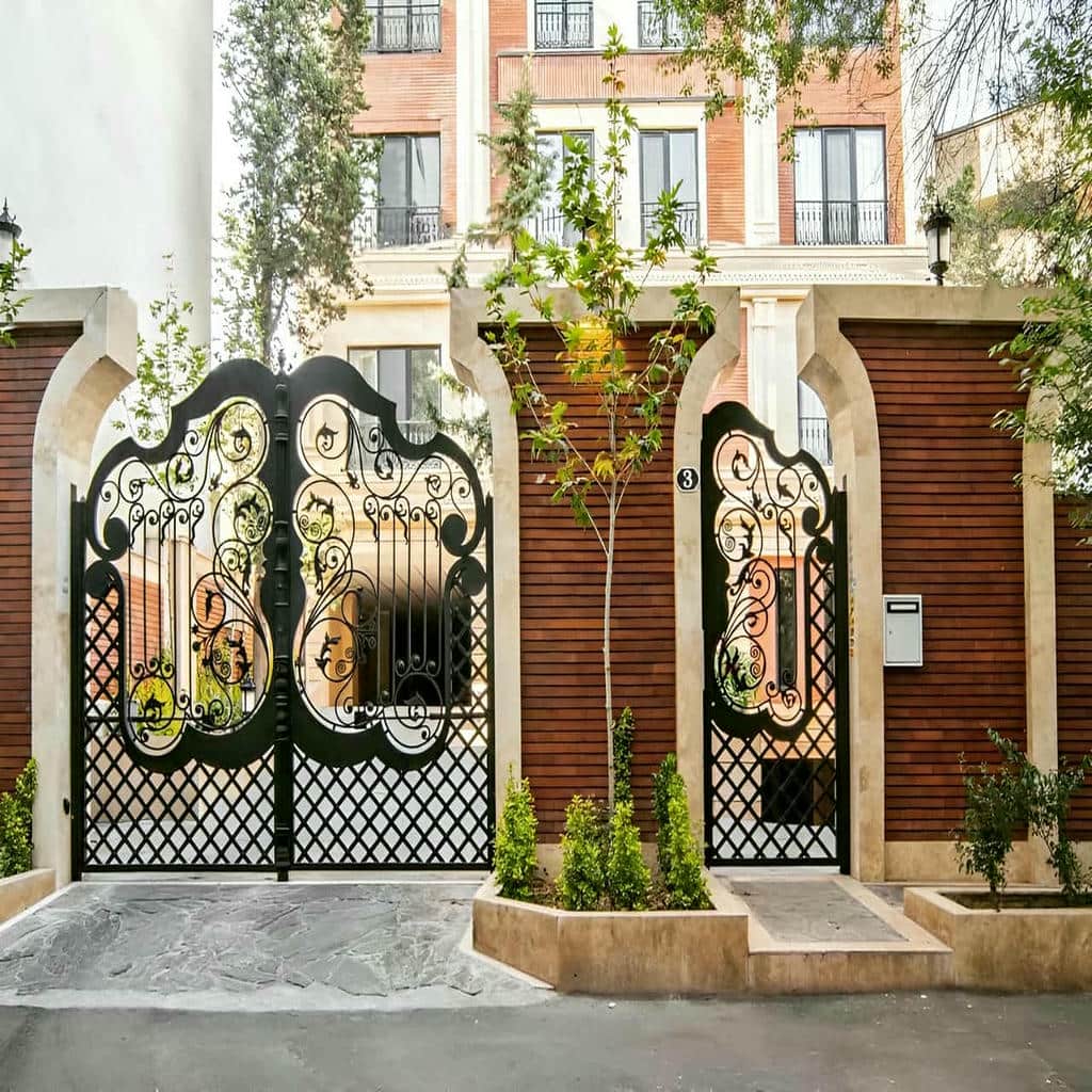 خرید درب ساختمان فرفورژه گل دار با طرح رزبرگ