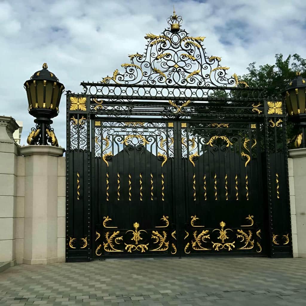 مقایسه رنگ مشکی و قهوه‌ای درب حیاط نمای آجری