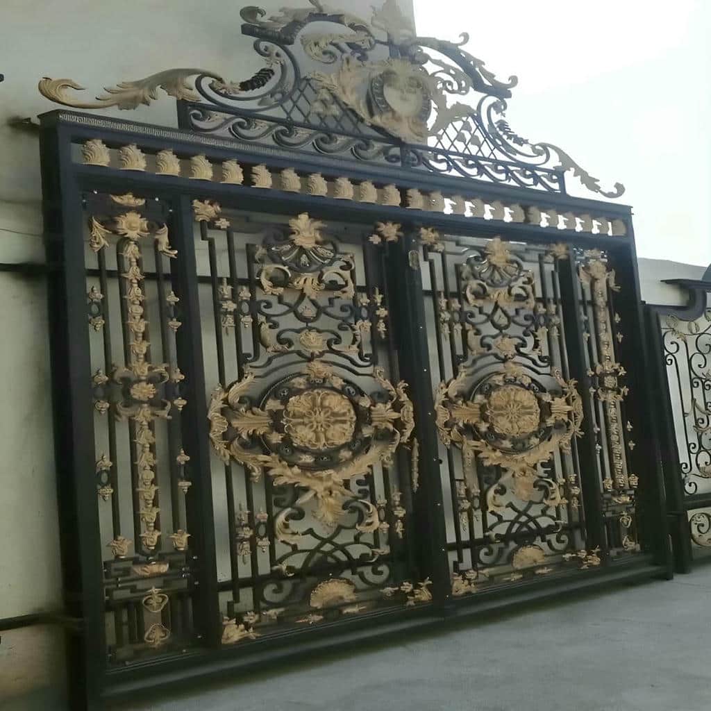 اجرای درب پارکینگ دو لنگه عریض برای کف صاف نسبت به شیب‌دار