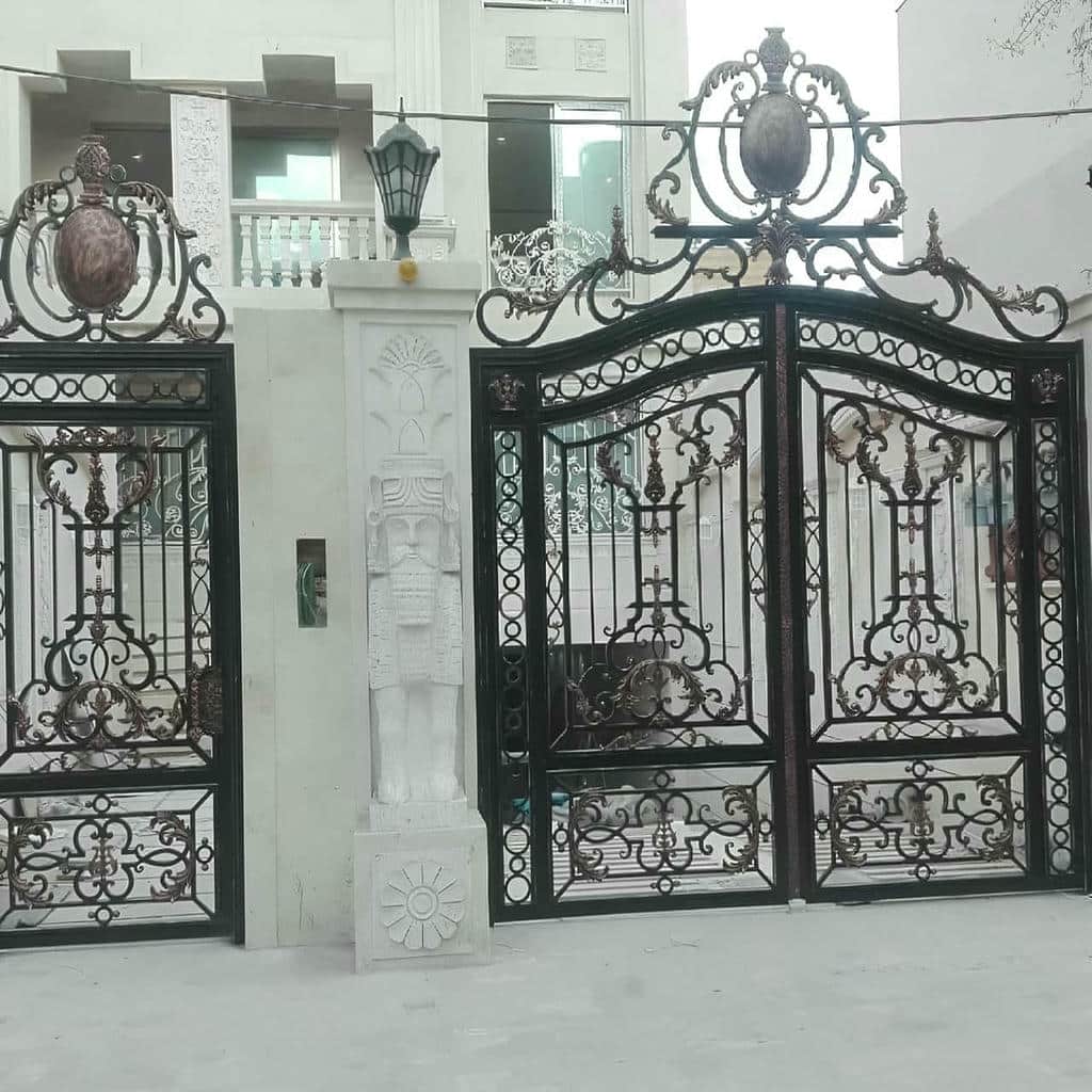 نصب درب حیاط کشویی ریل زمینی روی مسیر تراز