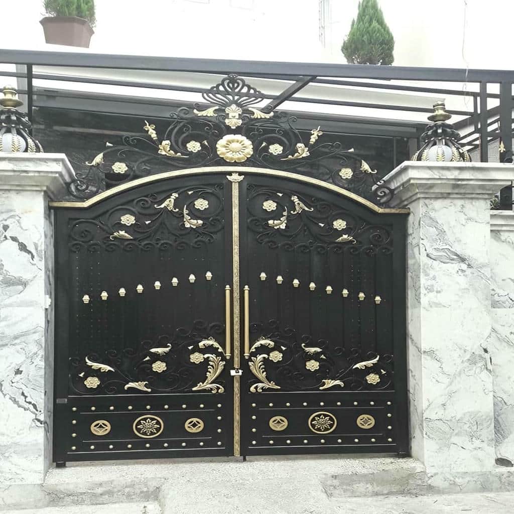 اجرای درب حیاط پانل دار افقی در برابر عمودی