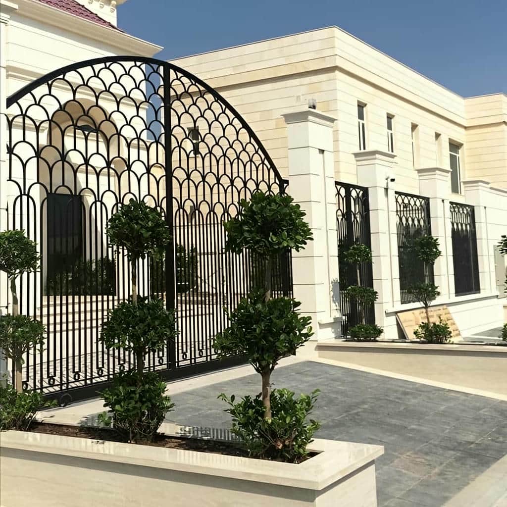 مقایسه درب پارکینگ دو لنگه عریض ساده در برابر فرفورژه