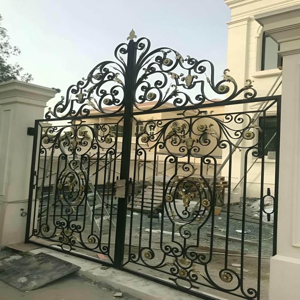 خرید درب پارکینگ ریلی ریل زمینی مشبک نسبت به تمام‌پوش