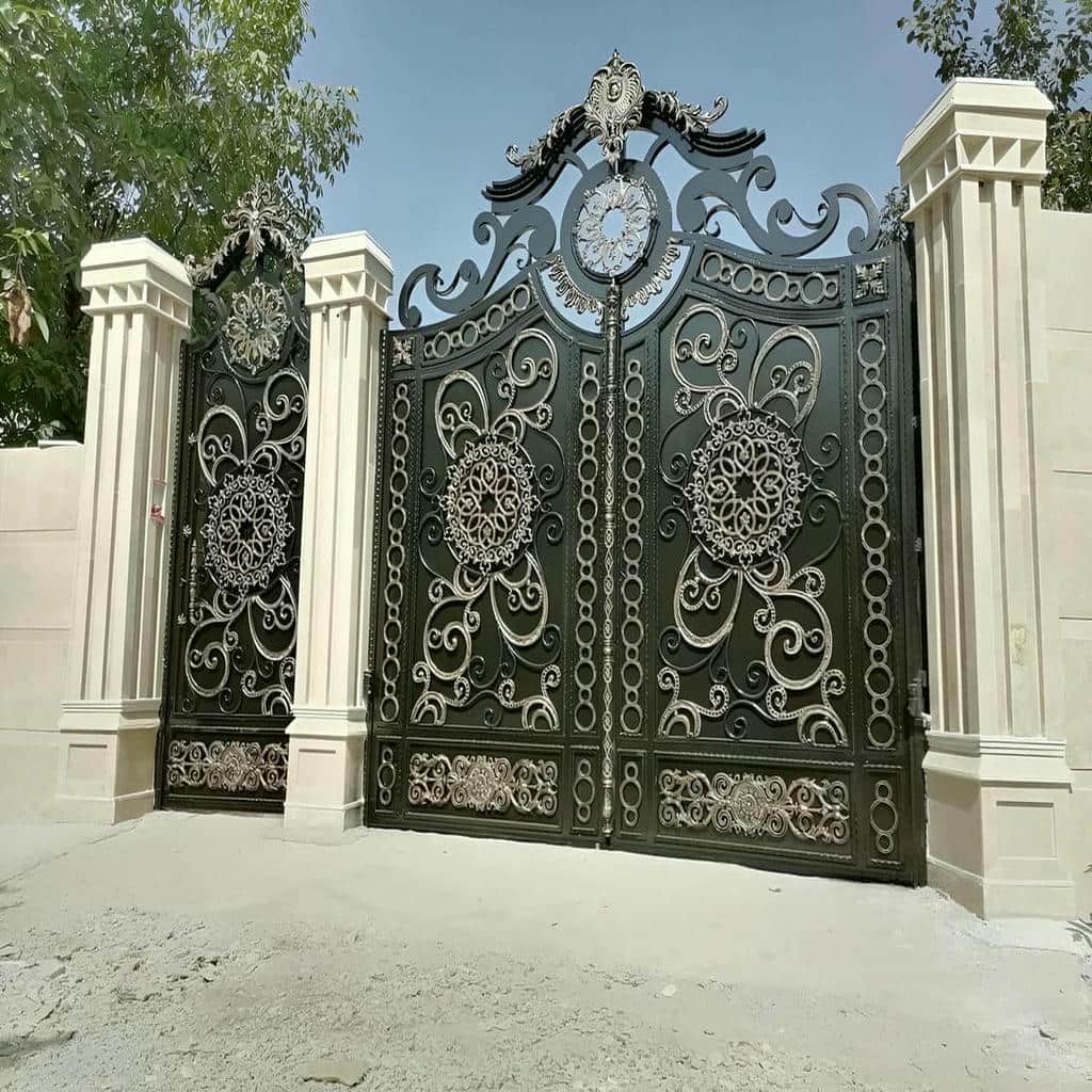 درب پارکینگ حیاط لولایی قوس‌دار در برابر مدل هندسی