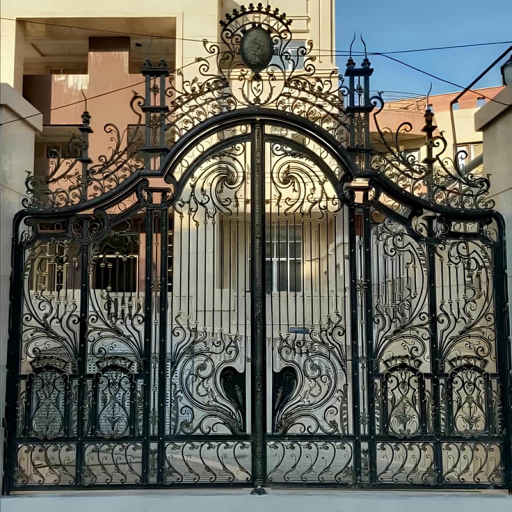 تولید درب پارکینگ فرفورژه نمای رومی مشبک با فشار باد کمتر