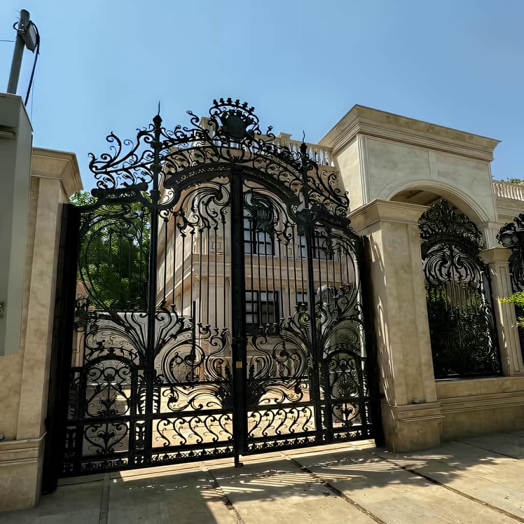 ساخت درب حیاط کشویی ریل زمینی با قاب پروفیلی مهاربندی‌شده