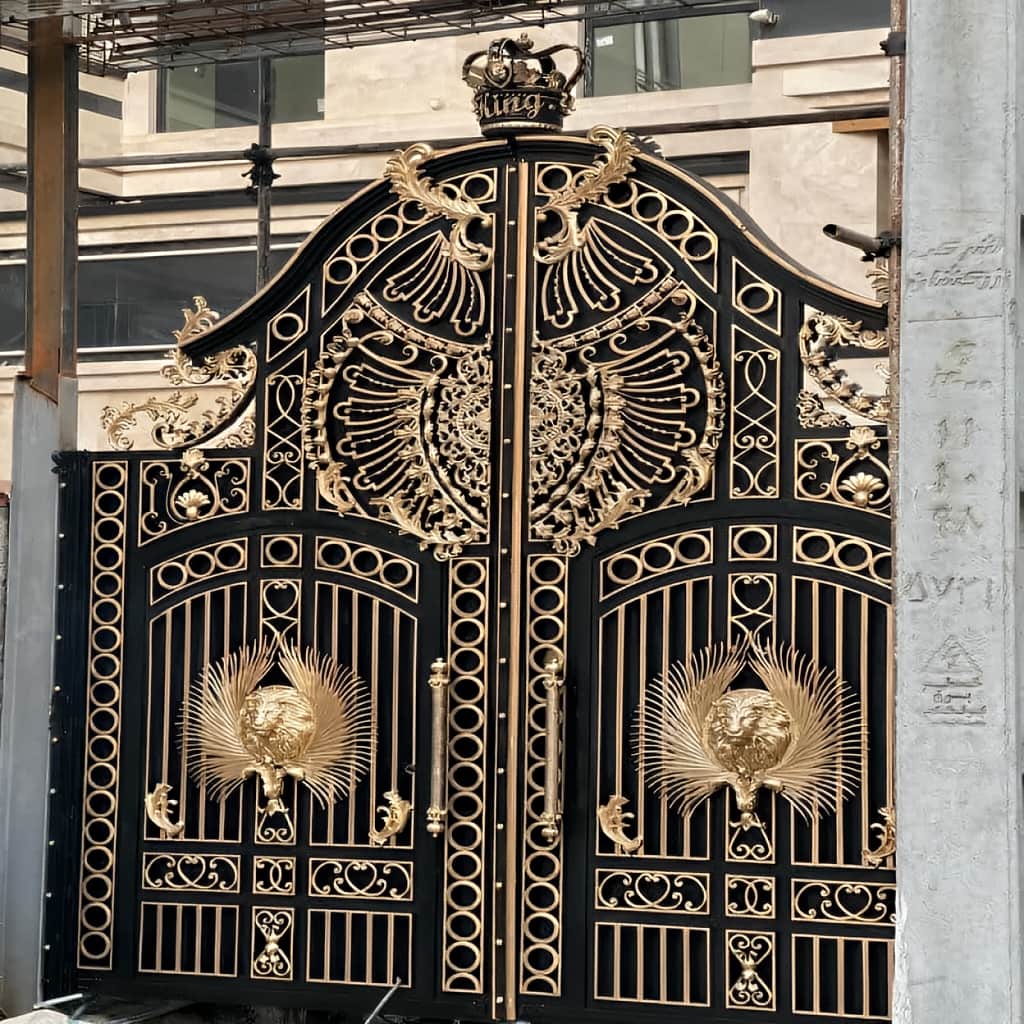 نصب درب پارکینگ برش لیزری طرح هندسی دو لنگه در برابر ریلی