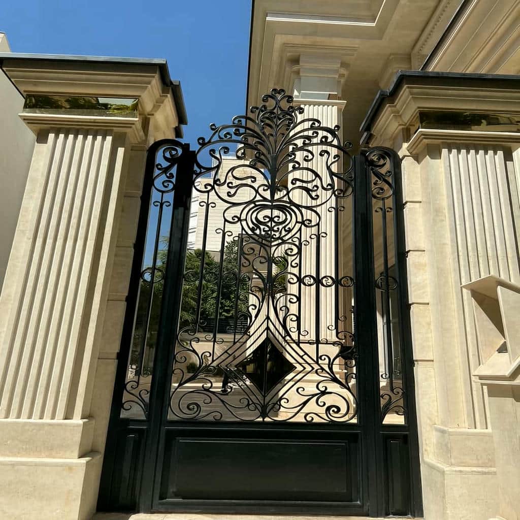 خرید درب پارکینگ دو لنگه عریض مشبک نسبت به تمام‌پوش