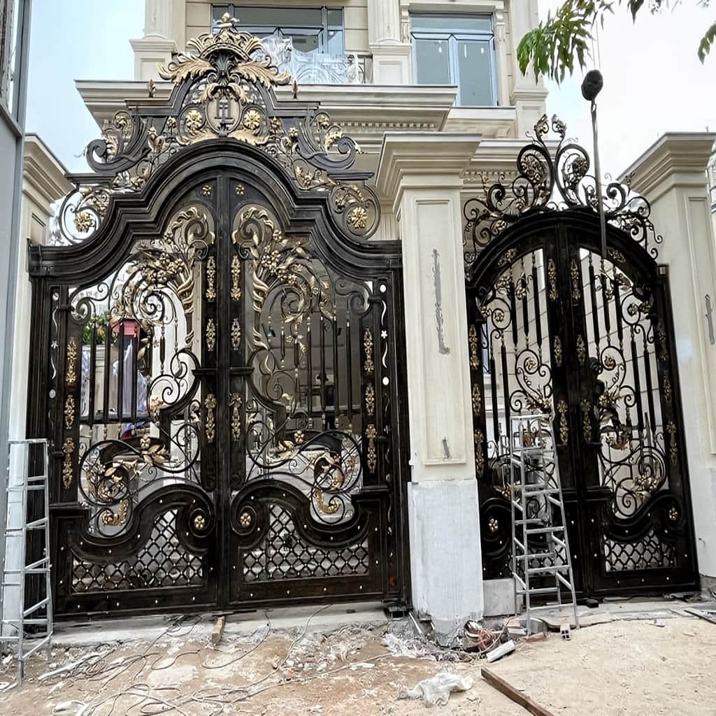 نصب درب پارکینگ آهنی ساده قاب دار دو لنگه در برابر ریلی