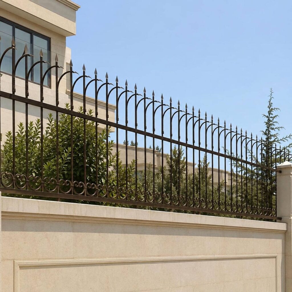 خدمات اندازه‌گیری حفاظ روی دیوار حیاط مسکونی