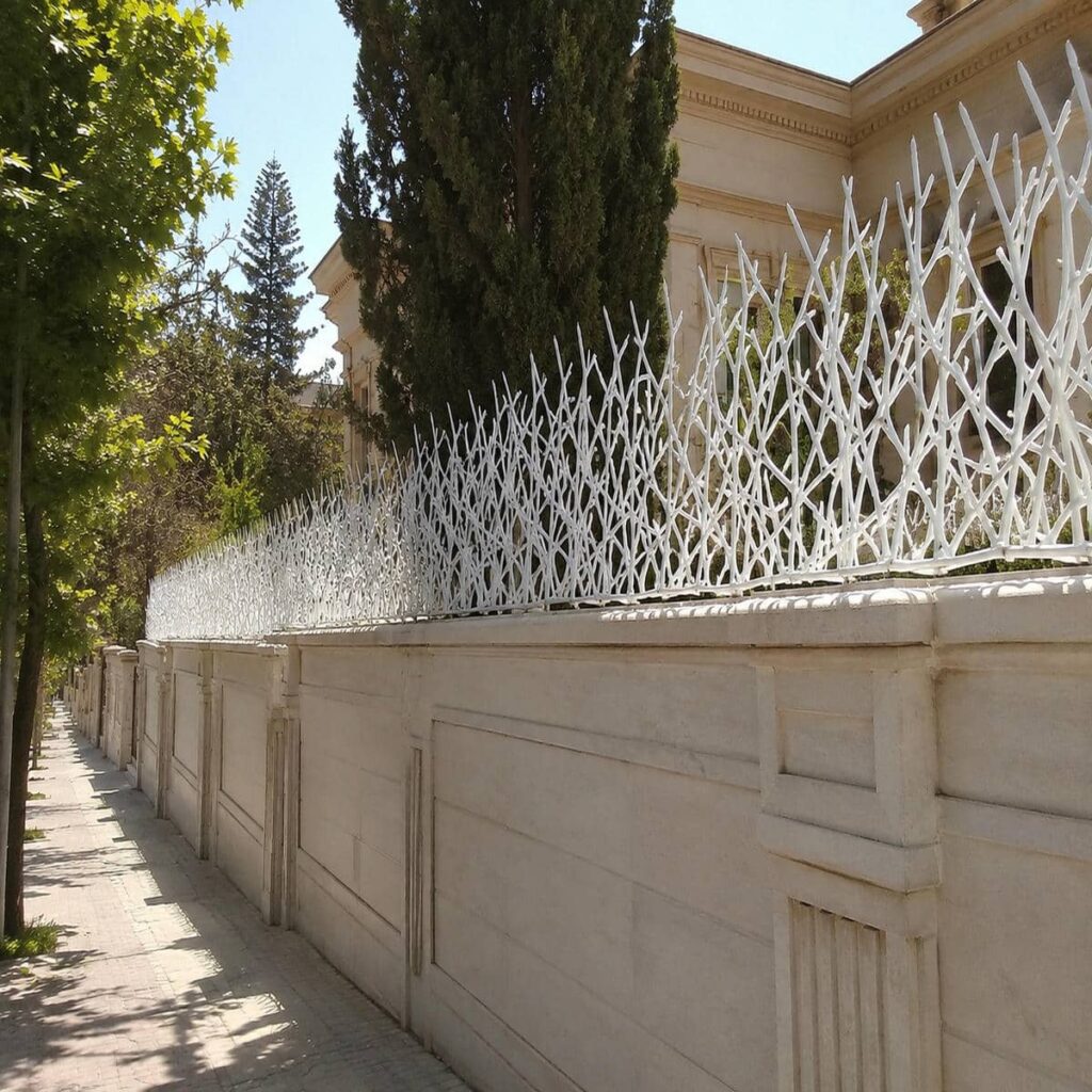 اجرای حفاظ شاخ گوزنی روی سنگ تراورتن