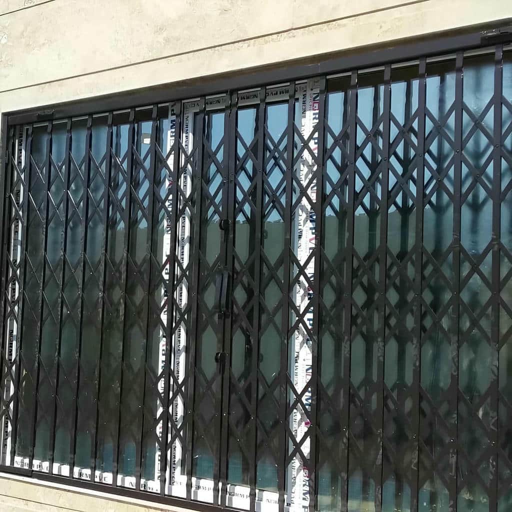 درب آکاردئونی ویلا با رنگ هماهنگ نما