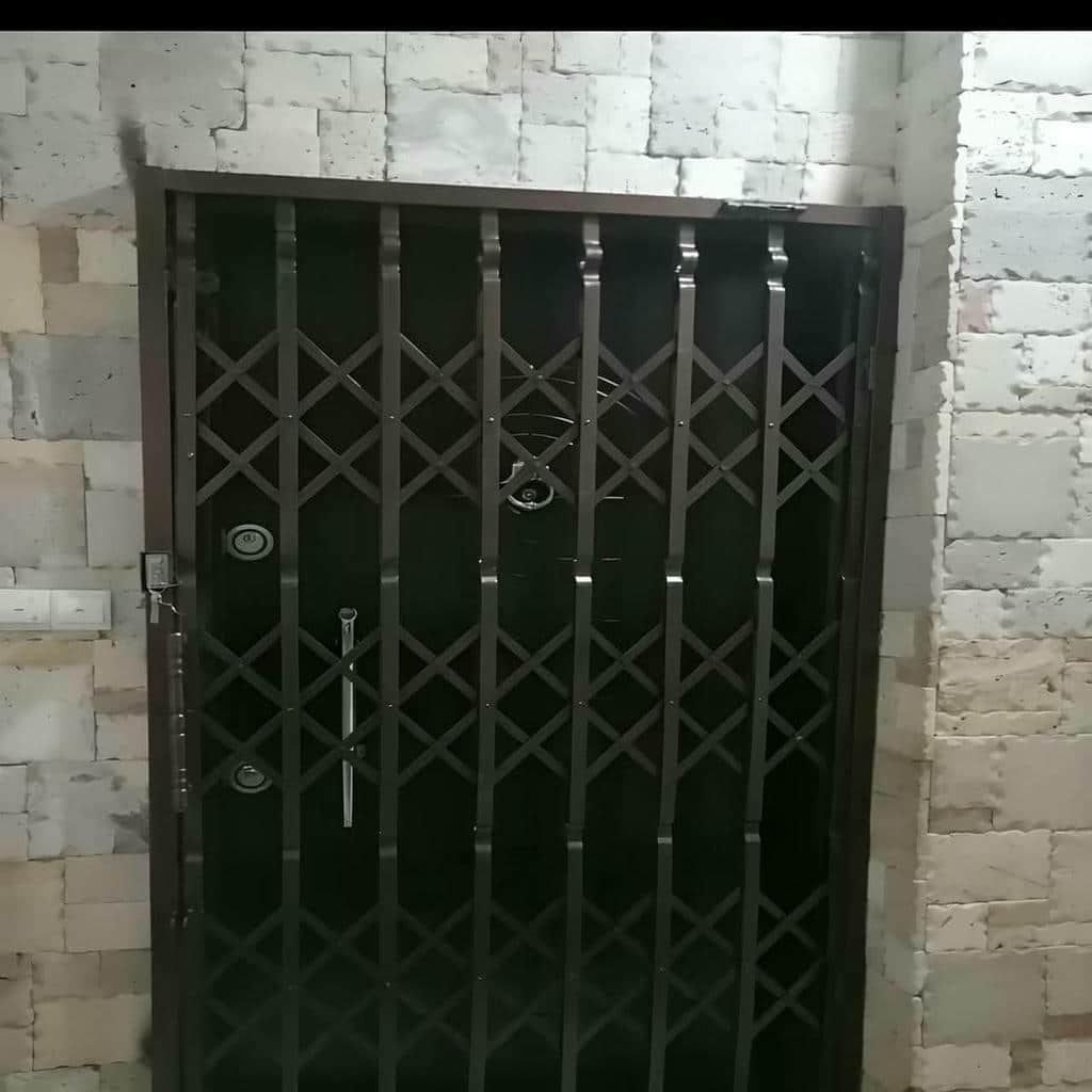 درب آکاردئونی ساختمان مسکونی با رنگ مشکی