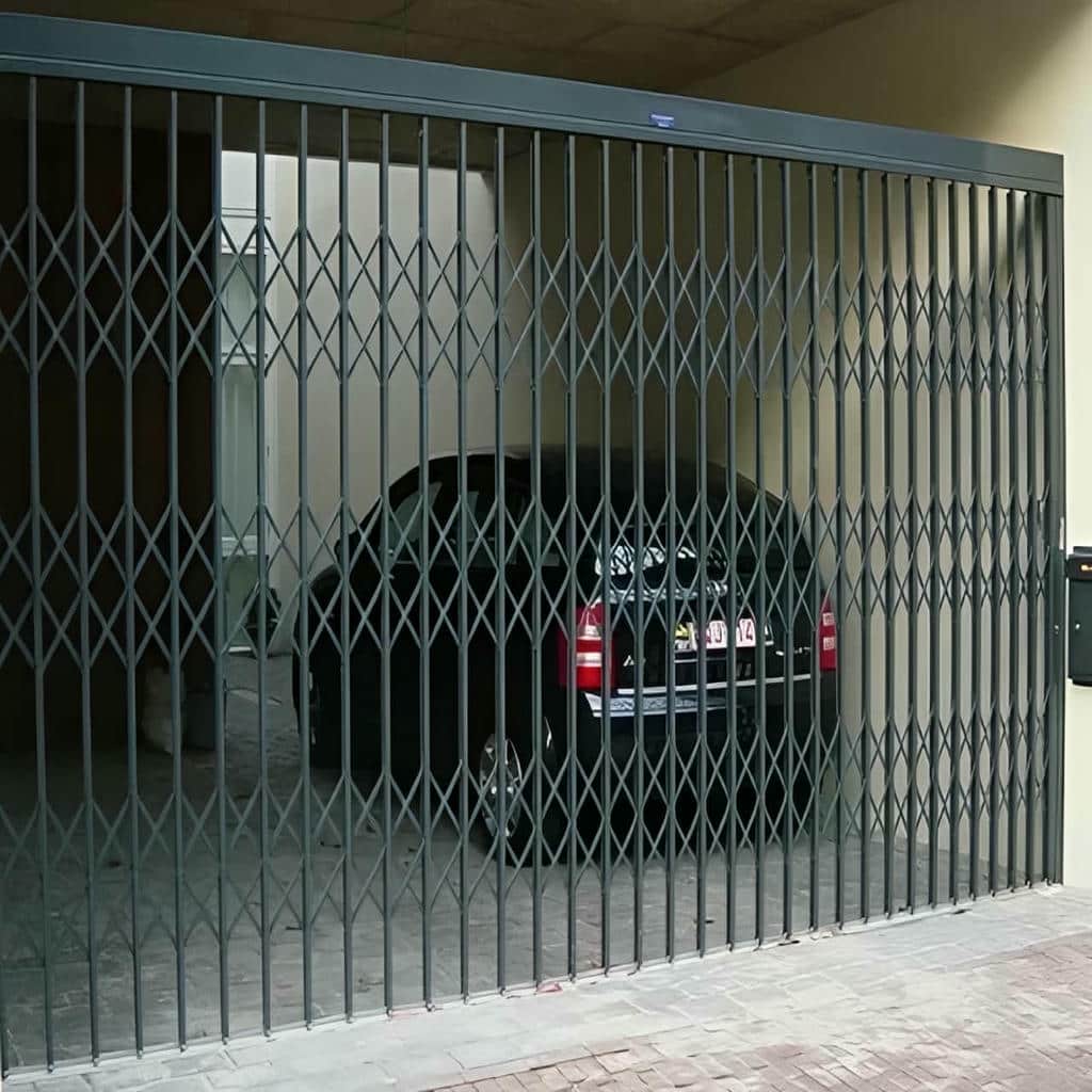 درب آکاردئونی آپارتمان با رنگ مشکی و طرح کشویی