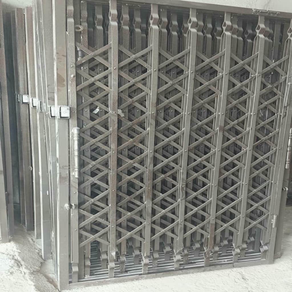 محافظ درب ورودی رنگ شده
