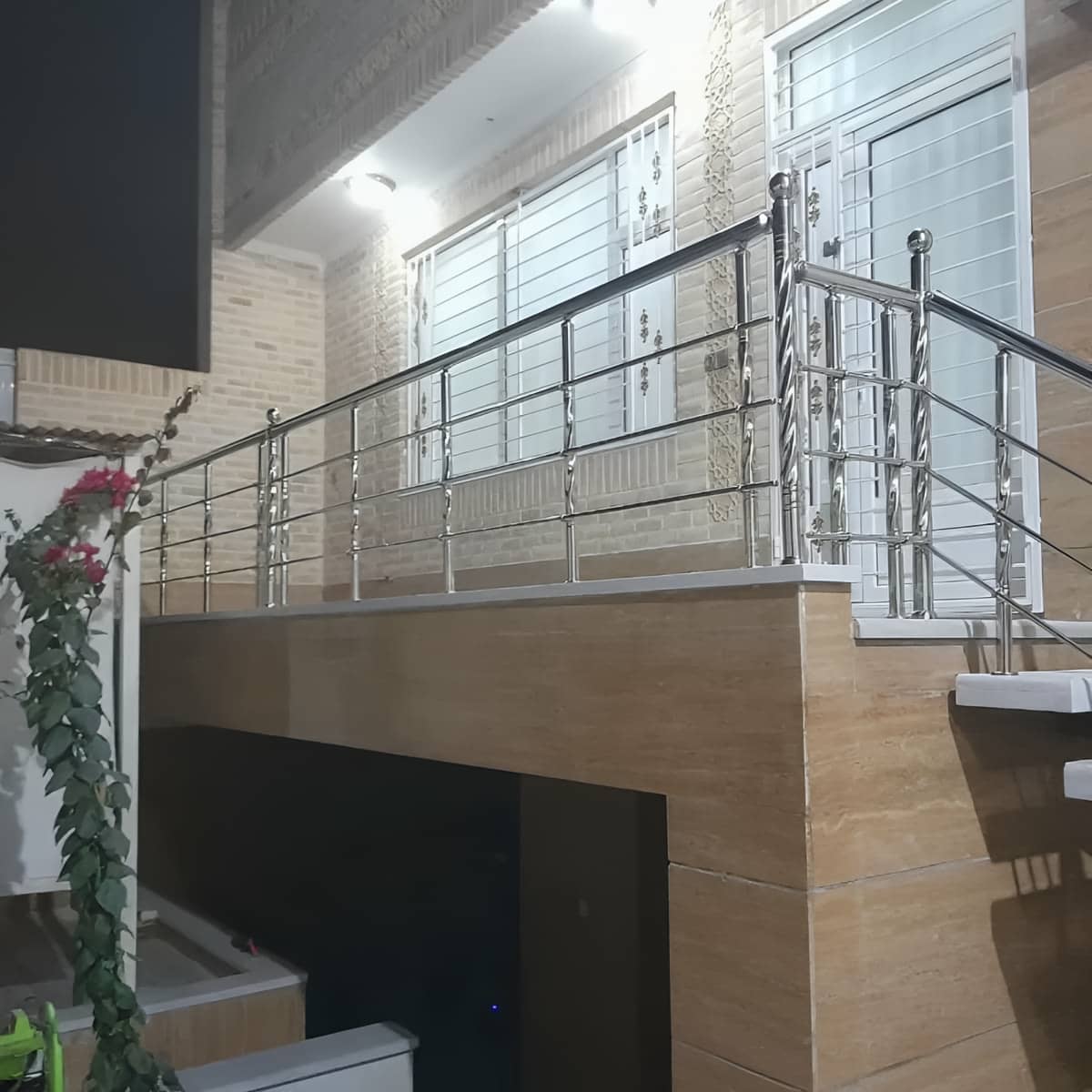 مرکز سفارش هندریل راه پله سفارشی برای بازسازی ساختمان های قدیمی
