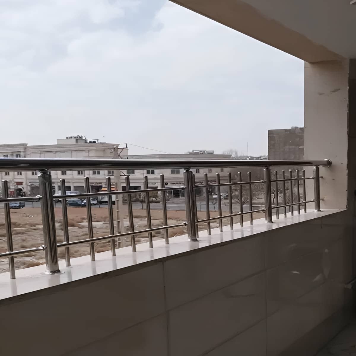 نرده راه پله فلزی با اتصال مقاوم
